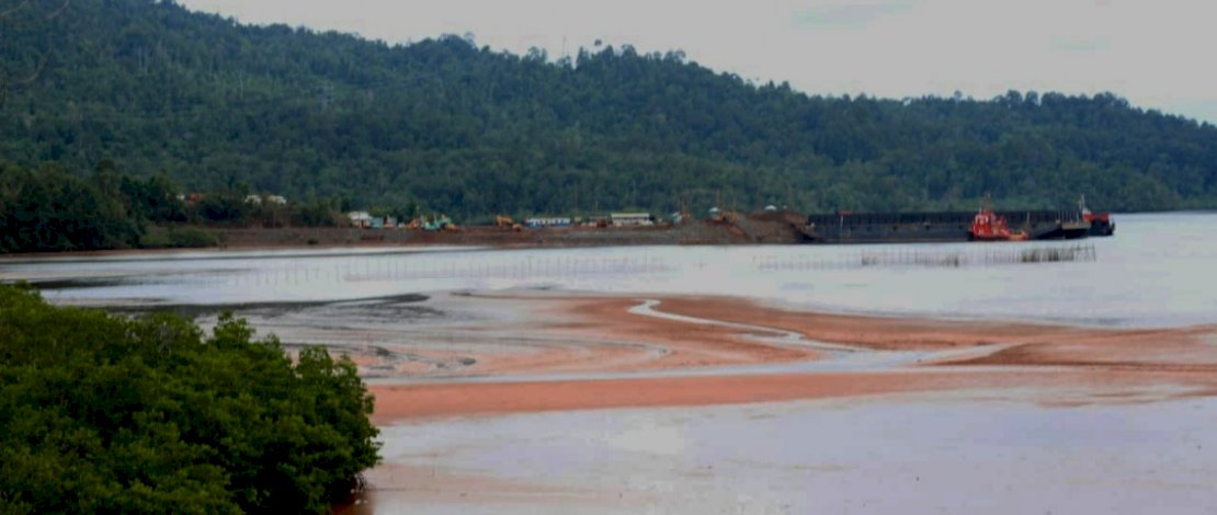Endapan lumpur dan keruhnya air laut pesisir Lampia diduga dari area penampungan material 
PT Panca Digital Solution. (Foto: Dokumentasi KATA Sulsel)