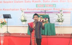 Hadiri HKBP, Rudianto Lallo Dihadiahi Ulos Tanda Persaudaraan Masyarakat Batak
