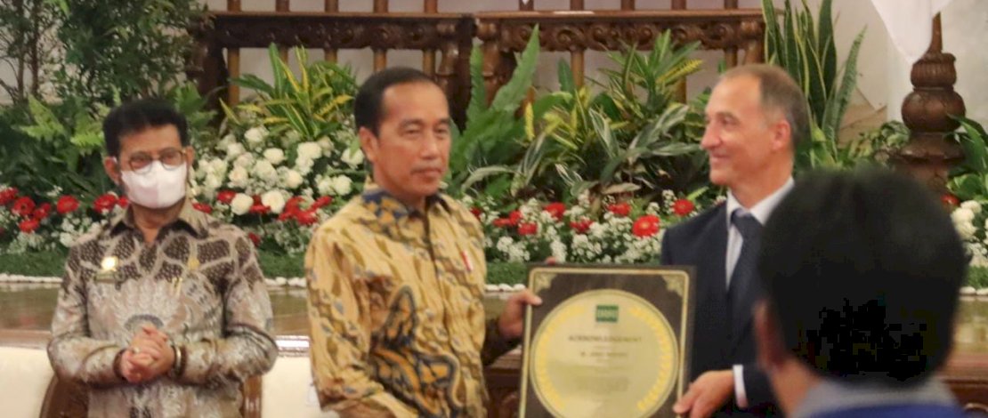 Lembaga Internasional, Pusat penelitian beras dunia, International Rice Research Institute (IRRI) memberikan penghargaan kepada Republik Indonesia, yang diterima Presiden Jokowi, di Istana Kepresidenan Jakarta.