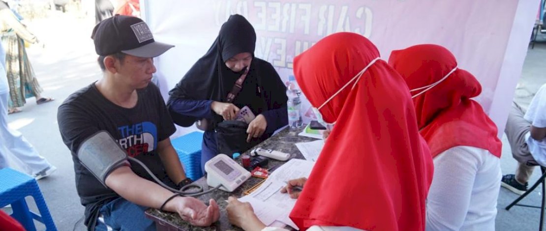 Dinas Kesehatan Kota Makassar membuka gerai vaksinasi Covid 19 dan imunisasi Campak Rubella, di Car Free Day, Jalan Boulevard, Minggu, 14 Agustus 2022.