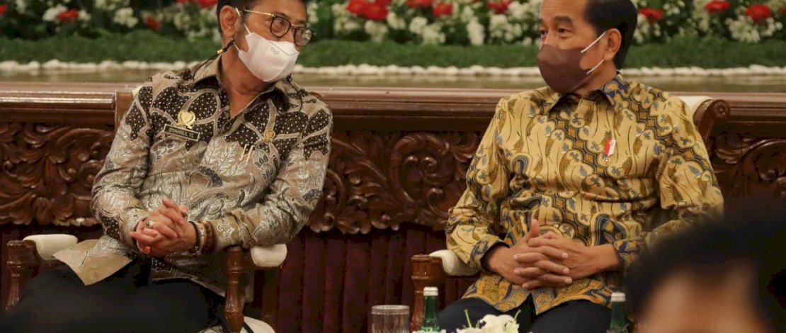 Presiden Jokowi bersama Mentan SYL, di sela-sela penyerahan penghargaan swasembada beras dari IRRI, di Istana Kepresidenan, Minggu, 14 Agustus 2022.