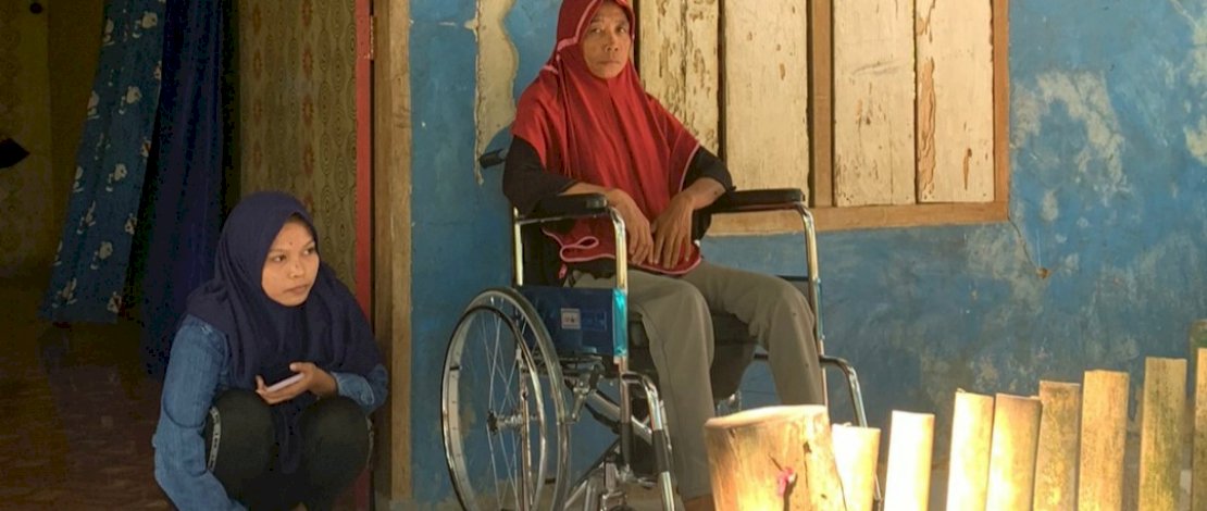 Sukma (duduk di kursi roda), berhasil kembali ke kampung halamannya di Kabupaten Bone, berkat bantuan Gubernur Sulsel, Andi Sudirman Sulaiman.