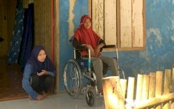 Andi Sudirman Fasilitasi TKW Asal Bone Pulang Kampung, Hingga Hadiahkan Kursi Roda