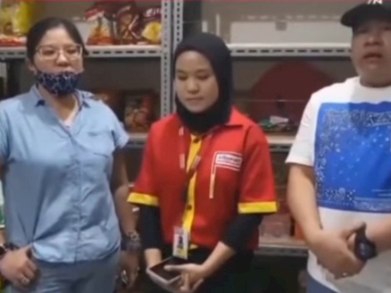 Ketahuan Curi Coklat, Ibu-ibu Pengendara Mercy Paksa Karyawan Alfa Minta Maaf, Netizen Geram