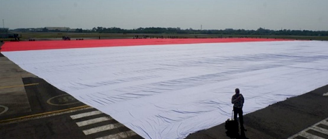 Ilustrasi bendera merah putih raksasa