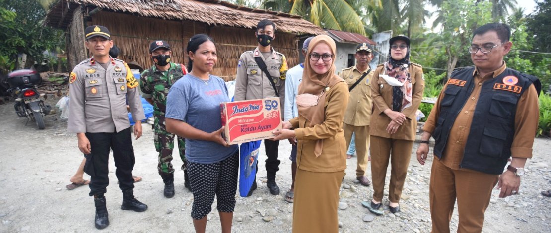 Bupati Lutra Terjun Langsung Salurkan Bantuan Bagi Korban Puting Beliung