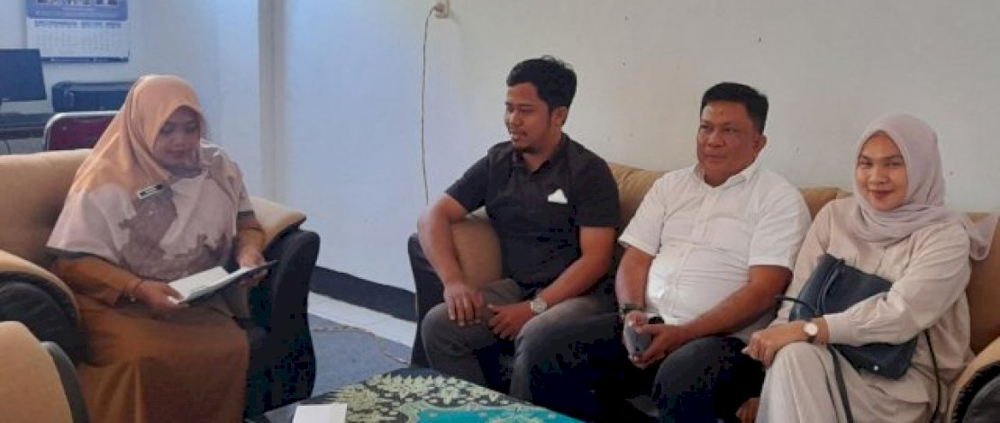 Sekcam Balocci, Hamira, saat menerima secara resmi rombongan KKN Unsa, Senin, 15 Agustus 2022. Sekcam Balocci, Hamira, saat menerima secara resmi rombongan KKN Unsa, Senin, 15 Agustus 2022.