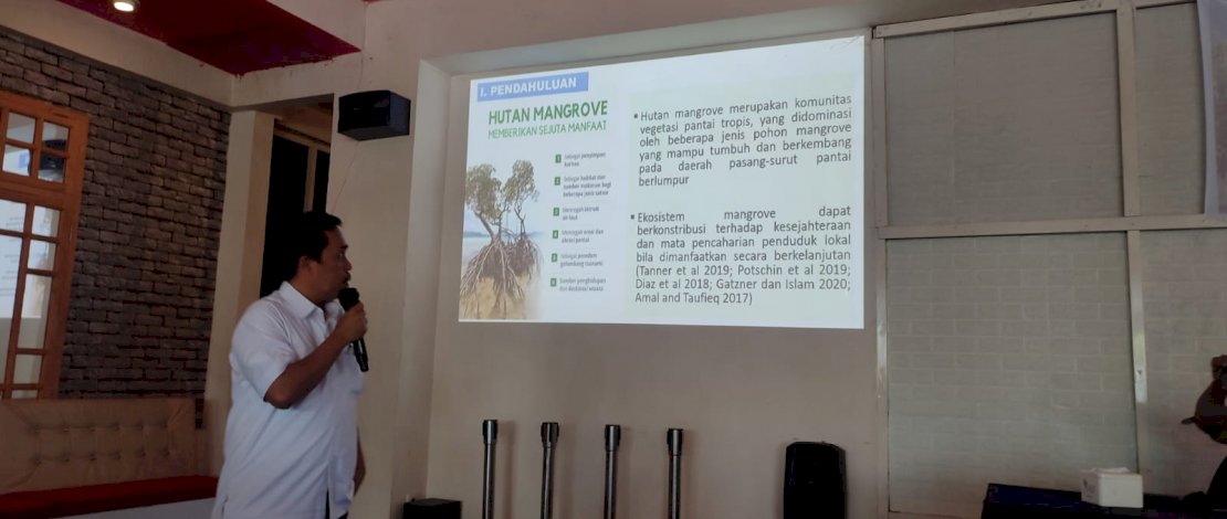 Akademisi Universitas Negeri Makassar (UNM), Dr Amal SPi MSi, selaku Tim Penyusun Naskah Akademik dan Ranperda Pengelolaan dan Pengembangan Hutan Mangrove Sulsel, saat memaparkan materinya.