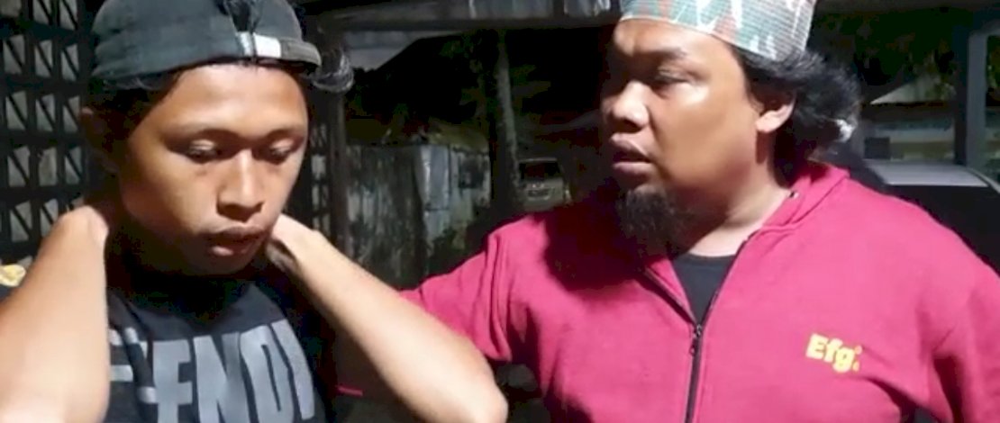 Pelaku pencurian uang Rp10 juta WA (baju hitam) saat diinterogasi polisi Pelaku pencurian uang Rp10 juta WA (baju hitam) saat diinterogasi polisi