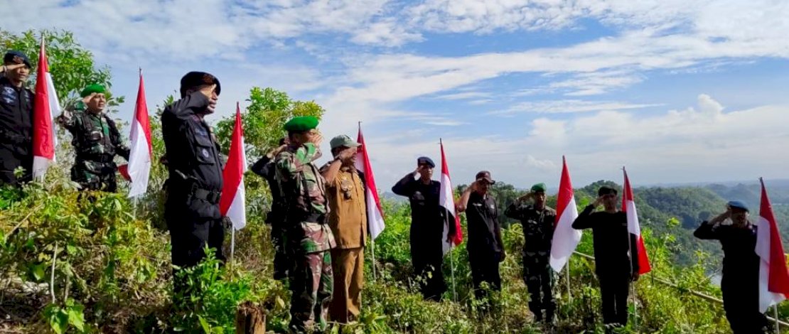 Personel gabungan Brimob dan Kodim Bone  melakukan pengibaran bendera Merah Putih di puncak gunung Lampoko Kelurahan Panyili Kecamatan Barebbo.