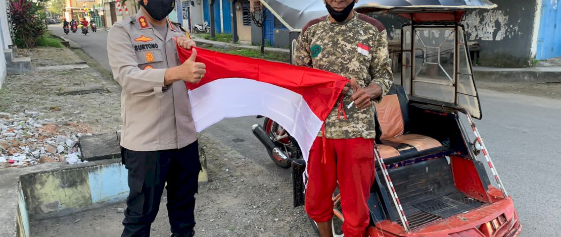 Polres Bulukumba Bagi-bagi Bendera Merah Putih Sambut Hari Kemerdekaan