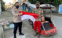 Polres Bulukumba Bagi-bagi Bendera Merah Putih Sambut Hari Kemerdekaan