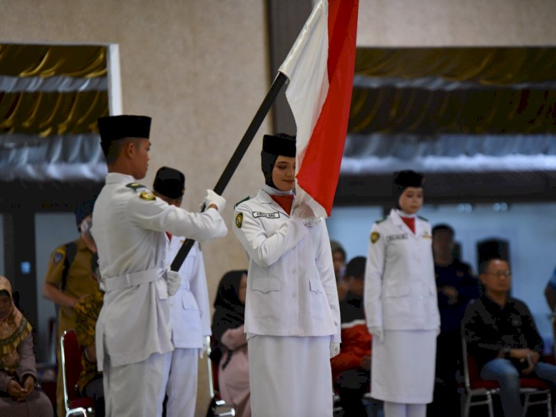 Kukuhkan Pasukan Paskibraka, Bupati IDP : Kibarkan Penuh Semangat