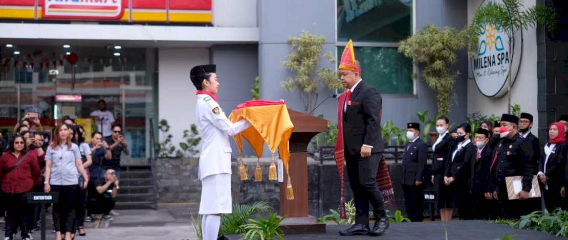 Upacara Bendera  Hari Ulang Tahun Republik Indonesia di area parkir Hotel Claro Makassar, Rabu, (17/8/2022)