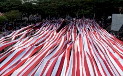 Pesan Penting di Balik Pengibaran Bendera Seluas 5.005 Meter Di Anjungan Pantai Losari