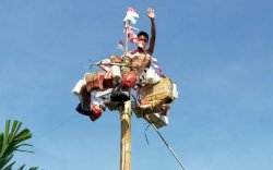 Sejarah Panjat Pinang, Kini Seru Dahulu Pilu 