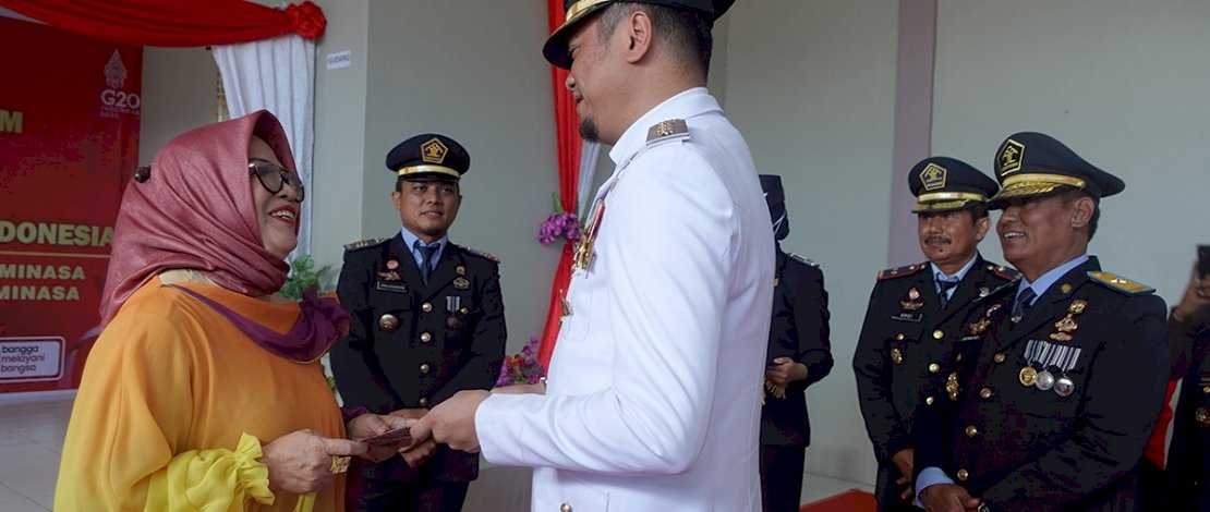 Dewie YL saat menerima remisi dari Bupati Gowa, Adnan Purichta Ichsan, Rabu, 17 Agustus 2022.