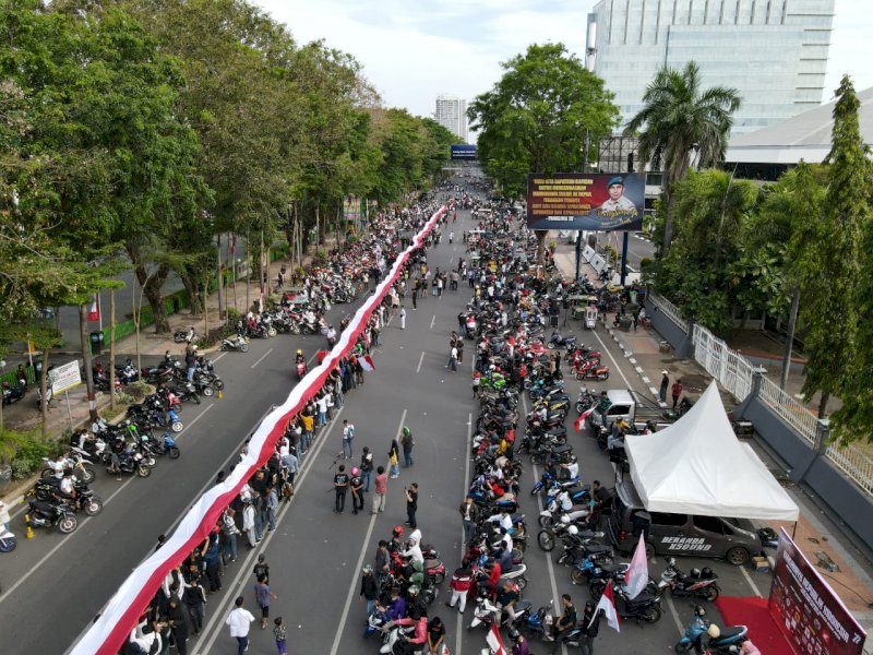Klub Motor Se Makassar Bentangkan Bendera Merah Putih Sepanjang 603 Meter