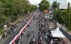 Klub Motor Se Makassar Bentangkan Bendera Merah Putih Sepanjang 603 Meter