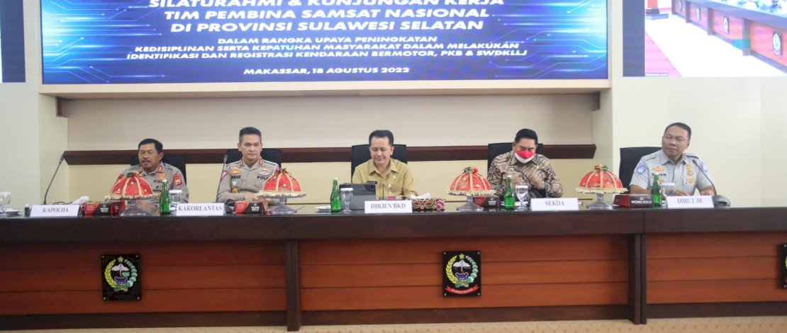 Sekertaris Daerah (Sekda) Provinsi Sulsel, Abdul Hayat Gani, menghadiri Silaturahmi dan Kunjungan Kerja Tim Pembina Samsat Nasional di Provinsi Sulawesi Selatan, di Ruang Rapat Pimpinan Kantor Gubernur Sulsel, Kamis 18 Agustus 2022.