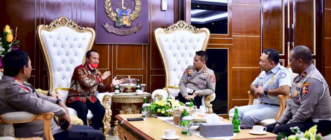 Gubernur Sulsel Andi Sudirman Sulaiman menerima kunjungan kerja Kepala Korps Lalu Lintas (Kakorlantas) Polri Irjen Pol Firman Shantyabudi, di Kantor Gubernur Sulsel, Kamis, 18 Agustus 2022.