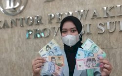 BI Sulsel Serahkan Uang Kertas Cetakan Baru Nomor Seri Tahun Kelahiran Andi Sudirman