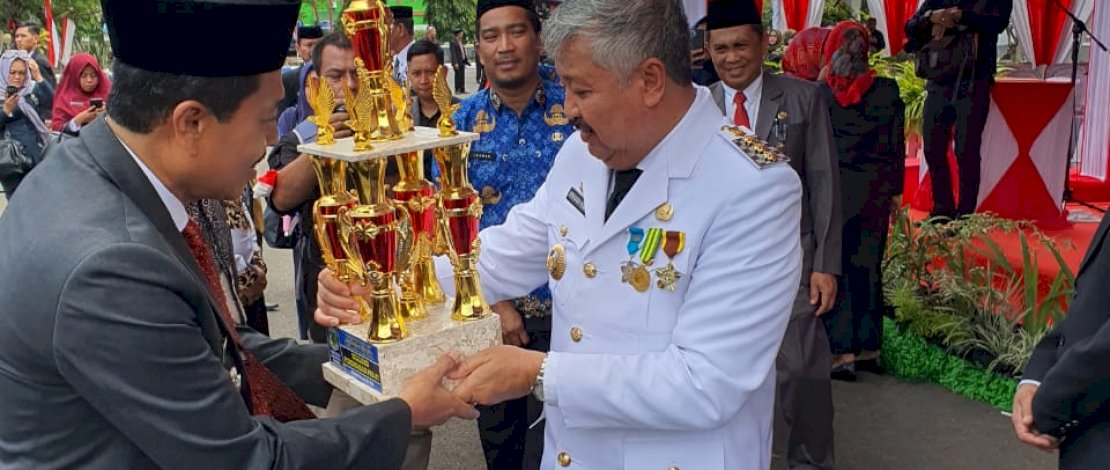 Bupati Pinrang Irwan Hamid menyerahkan secara langsung piagam penghargaan kepada Camat Batulappa Ismail Dondong, atas pencapaian realisasi PBB-P2 tertinggi di Kabupaten Pinrang sampai pada akhir Bulan Juli 2022.