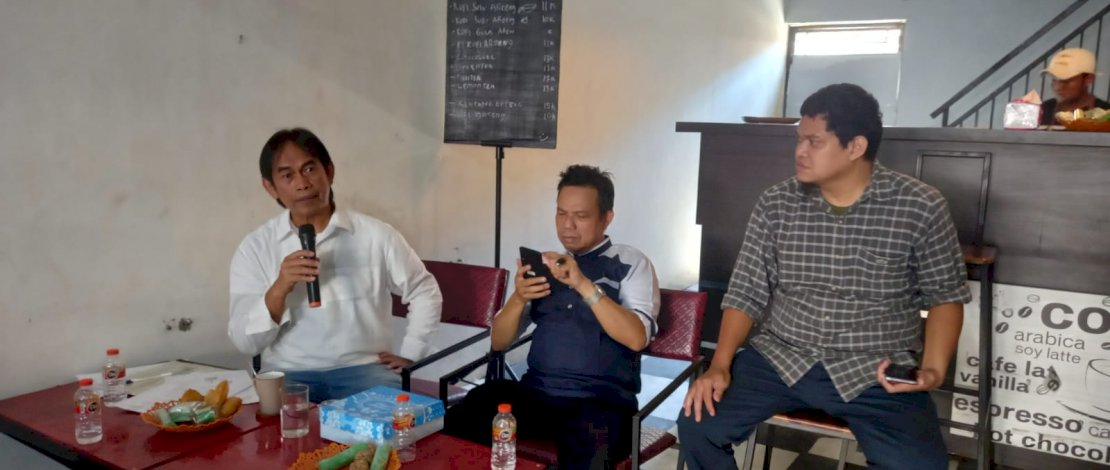 Diskusi Forum Jurnalis Sulsel Peduli HIV/AIDS bersama Pokja Media KPAP Sulsel, di Rumah Kopi Aroeng, Jumat, 19 Agustus 2022. Diskusi Forum Jurnalis Sulsel Peduli HIV/AIDS bersama Pokja Media KPAP Sulsel, di Rumah Kopi Aroeng, Jumat, 19 Agustus 2022.