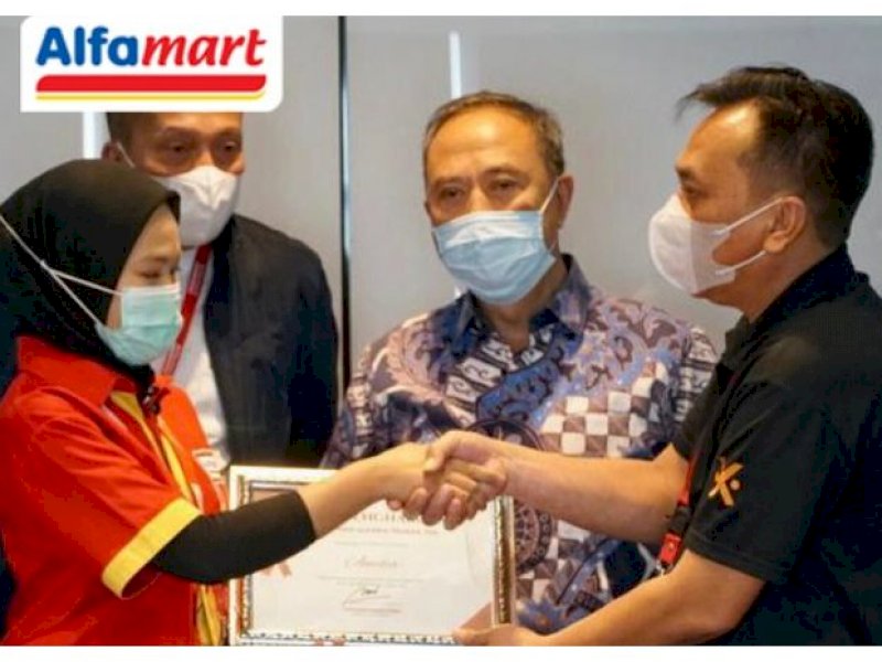 Diapresiasi Perusahaan, Karyawan Alfamart yang Viral Dikunjungi Direksi dan Naik Pangkat