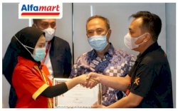 Diapresiasi Perusahaan, Karyawan Alfamart yang Viral Dikunjungi Direksi dan Naik Pangkat