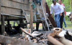 Wabup Suaib Terjun Lansung Serahkan Bantuan Bagi Korban Kebakaran