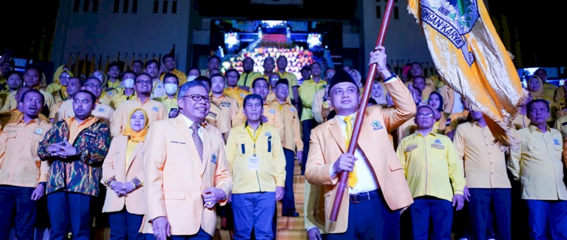 Ketua DPD I Golkar Sulsel, Taufan Pawe, melantik kepengurusan DPD II Golkar Kota Makassar periode 2021 - 2026, di bawah komando Munafri Arifuddin.