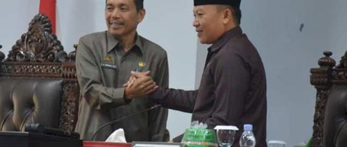 Sekretaris Daerah Luwu Utara, Armiadi, secara resmi menyerahkan dokumen Kebijakan Umum Anggaran dan Plafon Prioritas Anggaran Sementara (KUA-PPAS) Anggaran Pendapatan Belanja Daerah (APBD) Tahun Anggaran (TA) 2023, kepada DPRD Luwu Utara, di Ruang Rapat Paripurna DPRD, Kamis, 18 Agustus 2022 lalu.