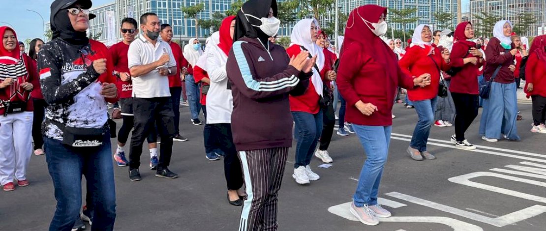 Ketua Forum Multi Sektor Eliminasi TB Kota Makassar Indira Jusuf Ismail melepas peserta Run to End TB, di Center Poin Of Indonesia (CPI), Sabtu, 20 Agustus 2022.