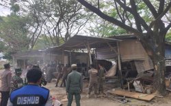 Brimob Bone Kawal Penertiban Lapak Liar di Terminal Petta Ponggawe