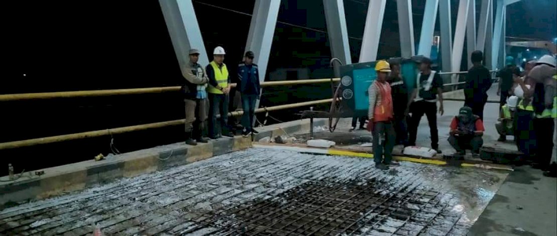 Wakil Bupati Luwu Utara, Suaib Mansur, meninjau pekerjaan perbaikan jembatan Sungai Masamba yang terletak di jantung kota Masamba, baru-baru ini.