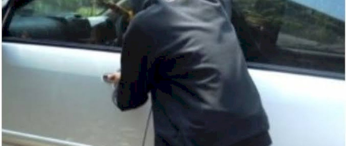 Ilustrasi pencurian uang di mobil