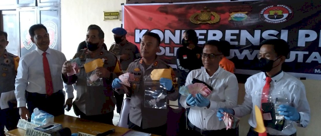 Kapolres Luwu Utara, AKBP Galih Indragiri, menggelar jumpa pers terkait penangkapan pelaku peredaran narkotika, Senin, 22 Agustus 2022.