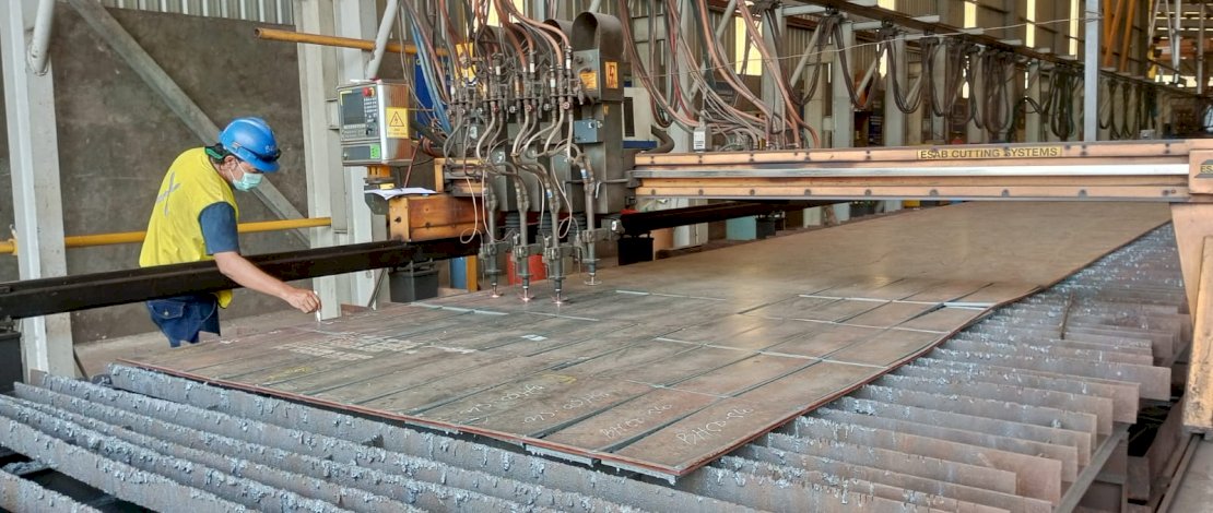 Rangka baja pelengkung sementara di produksi oleh vendor yang sama dengan yang mengerjakan Jembatan Merahputih Holtecamp Papua.