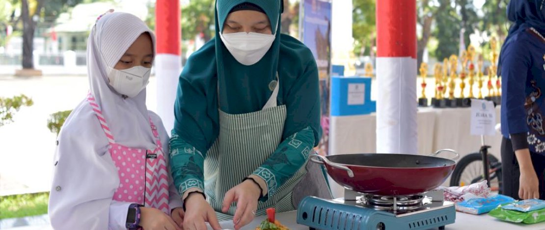 Ketua TP PKK Sulsel Naoemi Octarina bersama sang puteri, saat mengikuti Lomba Masak Ibu dan Anak Berbahan Pangan Lokal, Selasa, 23 Agustus 2022. Ketua TP PKK Sulsel Naoemi Octarina bersama sang puteri, saat mengikuti Lomba Masak Ibu dan Anak Berbahan Pangan Lokal, Selasa, 23 Agustus 2022.