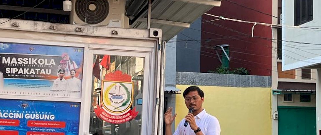 Founder Massikola, dr. Udin Shaputra Malik bersama relawan Massikola, Selasa (23/8). Membantu proses pembelajaran terhadap anak-anak tidak sekolah dan yang putus sekolah yang berada di Kelurahan Bontomakkio, Kecamatan Rappocini.