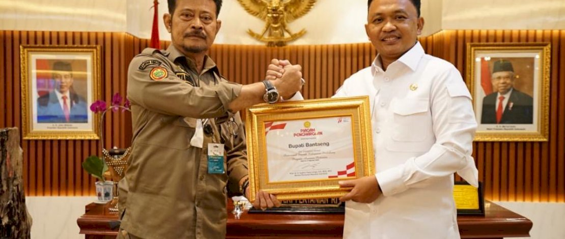 Menteri Pertanian Syahrul Yasin Limpo memberikan penghargaan kepada Bupati Bantaeng, Ilham Azikin, di Kantor Kementerian Pertanian RI di Jakarta Selatan, Selasa, 23 Agustus 2022.