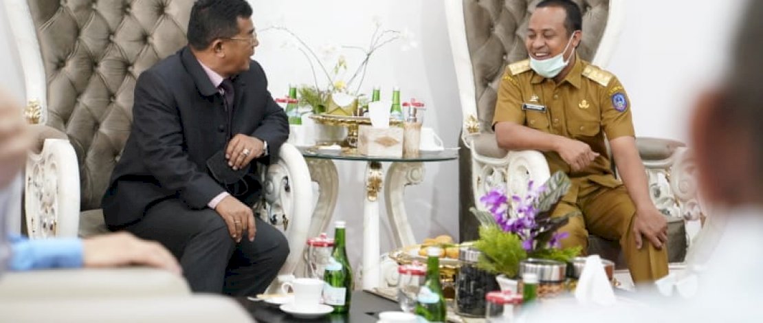 Gubernur Sulsel Andi Sudirman Sulaiman saat menerima kunjungan Kepala Perwakilan BPK RI Provinsi Sulsel yang baru beserta seluruh jajaran BPK RI Sulsel, di Rumah Jabatan Wakil Gubernur, Selasa, 23 Agustus 2022