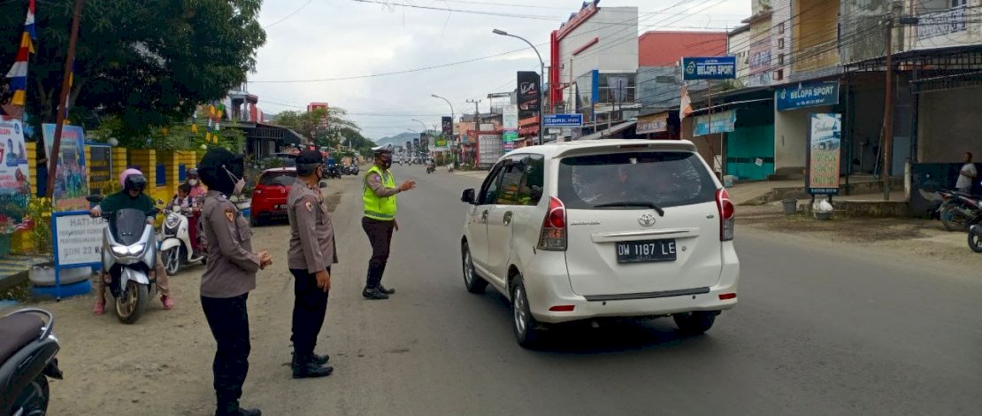 Personel Polres Luwu di turunkan untuk melaksanakan Giat Commander Wish Gatur Pagi di titik rawan di wilayah Polres Luwu, Rabu (24/08/2022) Personel Polres Luwu di turunkan untuk melaksanakan Giat Commander Wish Gatur Pagi di titik rawan di wilayah Polres Luwu, Rabu (24/08/2022)