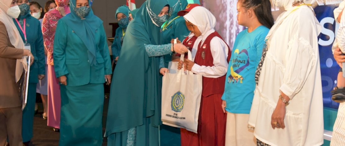 Ketua TP PKK Sulsel, Naoemi Octarina, menyerahkan bantuan secara simbolis, pada peringatan Hari Kesatuan Gerak PKK Tingkat Provinsi Sulsel, yang dilaksanakan di Hotel Claro Makassar, Rabu, 24 Agustus 2022. Ketua TP PKK Sulsel, Naoemi Octarina, menyerahkan bantuan secara simbolis, pada peringatan Hari Kesatuan Gerak PKK Tingkat Provinsi Sulsel, yang dilaksanakan di Hotel Claro Makassar, Rabu, 24 Agustus 2022.