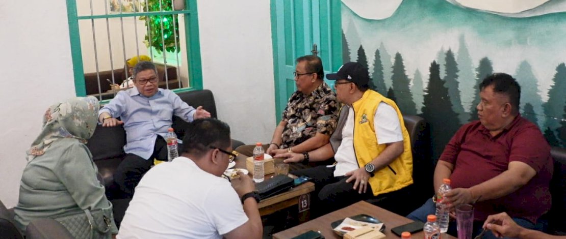 Ketua DPD I Golkar Sulsel, Taufan Pawe, ngopi bareng bersama Anggota Fraksi Golkar DPRD Bulukumba, di Natural Cafe, Jalan Jendral Sudirman, Kabupaten Bulukumba, Rabu, 24 Agustus 2022.