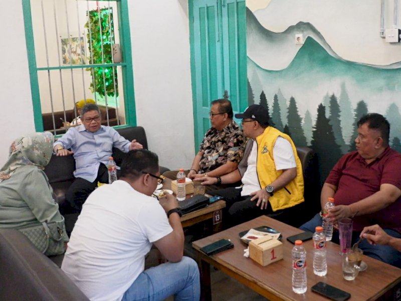 Jelang Pelantikan DPD II, Taufan Pawe Ngopi Bareng Anggota Fraksi Golkar Bulukumba