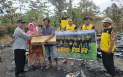 Kepala Disdikbud Luwu Utara Bantu Korban Kebakaran di Desa Wara