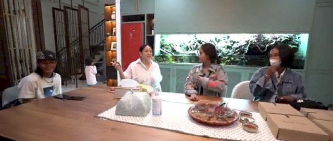 Bonge saat ke rumah Raffi Nagita ditemani Ibunya. Bonge saat ke rumah Raffi Nagita ditemani Ibunya.