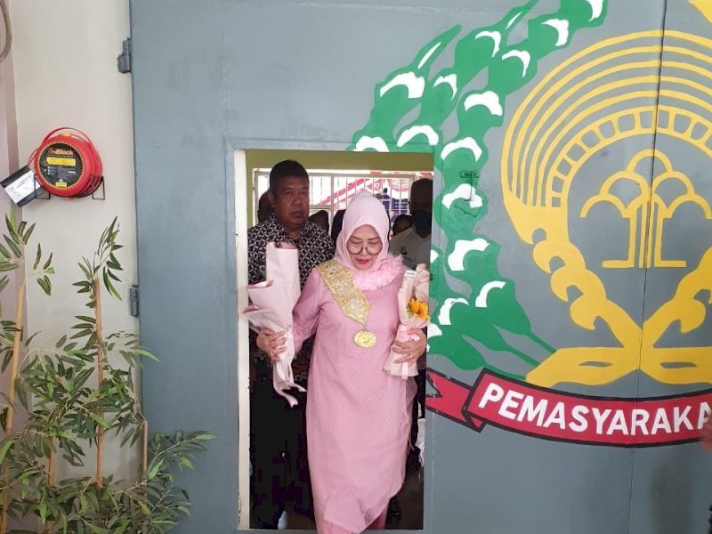 Berpakaian Serba Pink Dewi Tinggalkan Lapas dan Sujud Syukur di Gerbang 